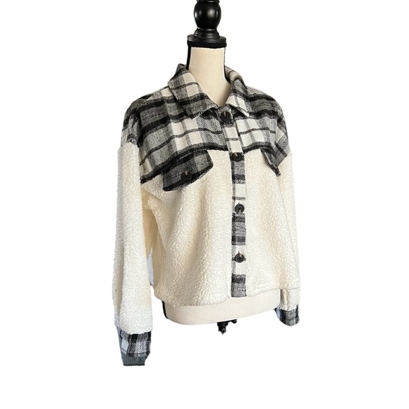 Sherpa button up plaid trim button waist length shacket. Size Large - Picture 4 of 6